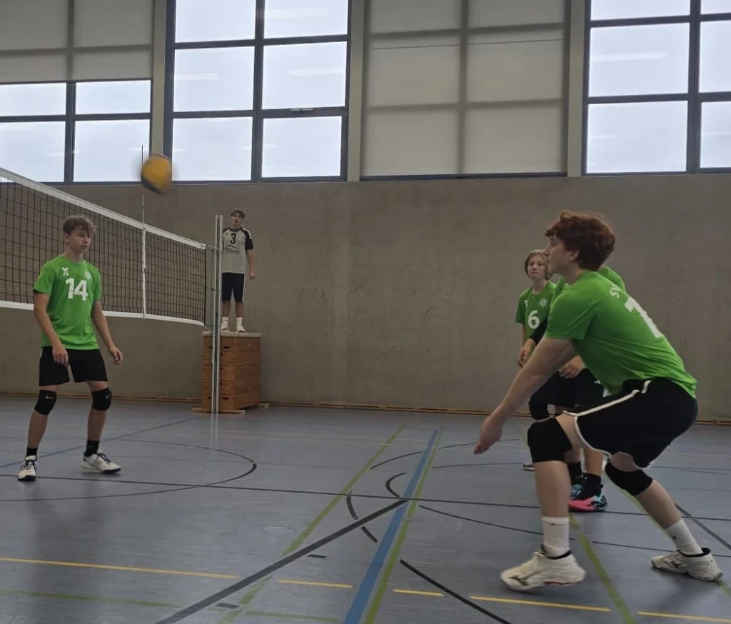 Die Aubing-Volleys bei einer Ballannahme während des ersten Ligaspieltags.