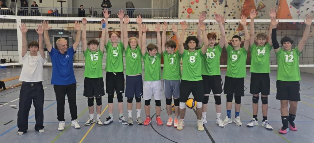 Die Aubing-Volleys jubeln mit erhobenen Armen nach ihrem erfolgreichen Ligastart.